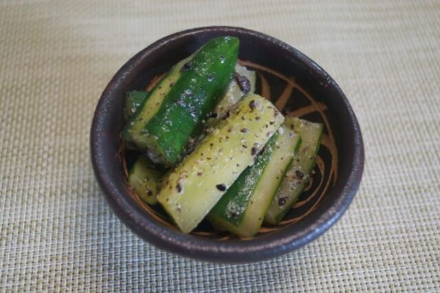 胡瓜の胡麻塩麹和え
