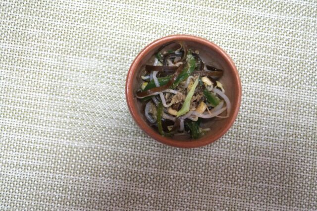 ピーマンともやしの塩昆布和え