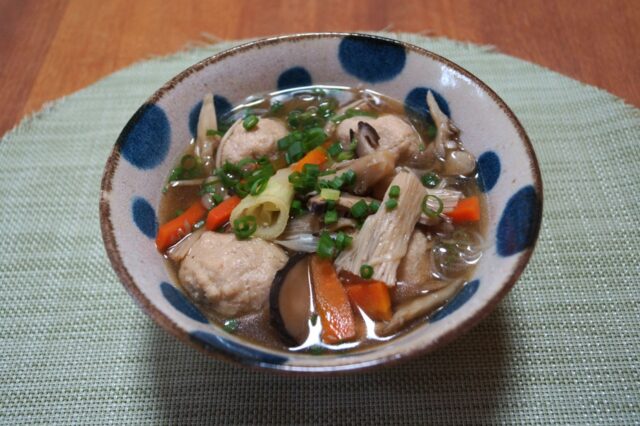鶏だんごときのこと春雨スープ