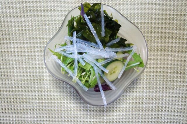 海藻サラダ(玉ねぎ醤油ドレッシング)
