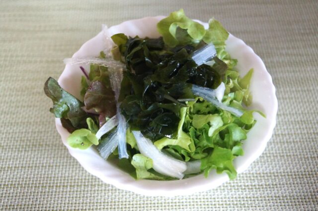 わかめのサラダ(にんにく黒ゴマドレッシング)