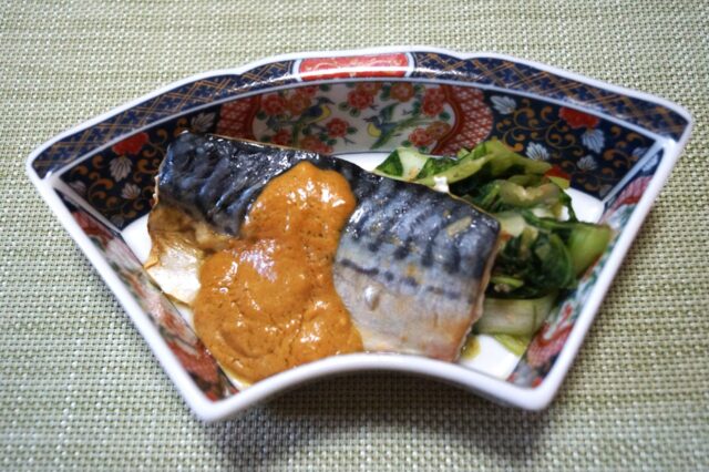 蒸し魚のごまマヨソース