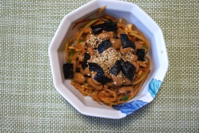 切干大根とパパイヤのピリ辛納豆和え