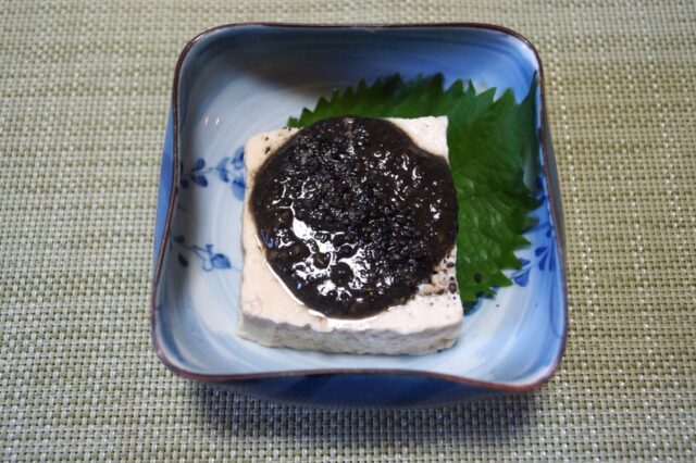 豆腐の黒ゴマ味噌ダレ
