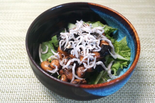 水菜とモーイの黒ゴマ納豆のせ