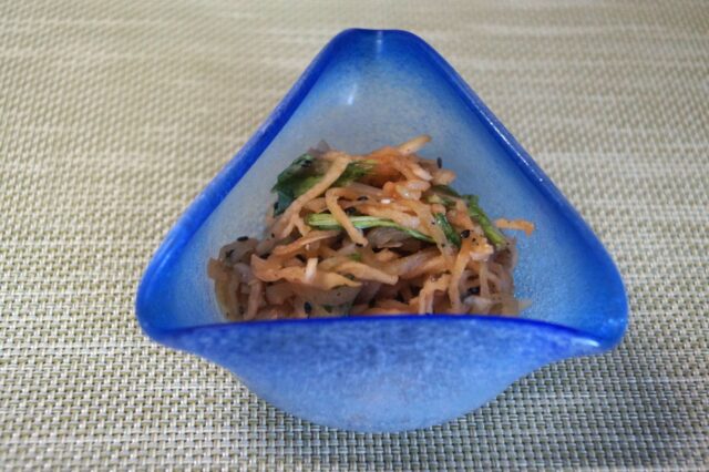 切干大根とモーイの胡麻酢サラダ