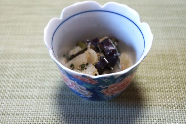 塩揉みなすとモーイの薬味和え