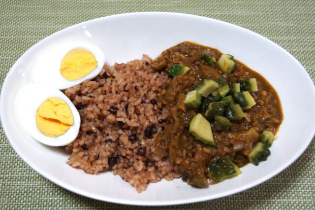 高きびとゴーヤーのキーマカレー ゆで卵添え