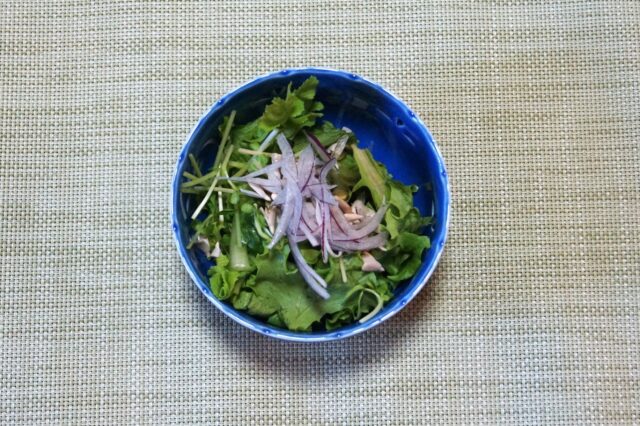 ひまわりの種入り野菜サラダ みかんドレッシング