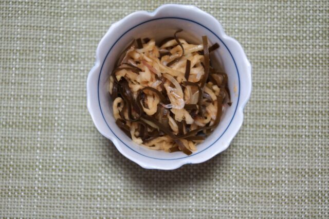 切干大根と昆布と桜エビのサラダ