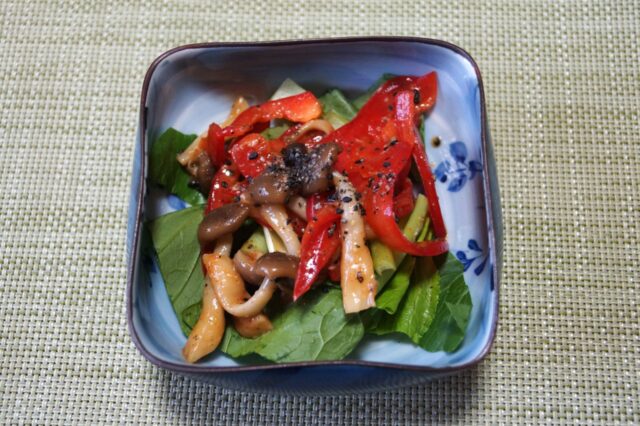 青菜としめじのコチュジャン和え