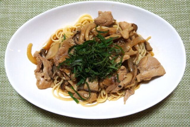 鶏とたっぷりきのこのガーリック醤油パスタ