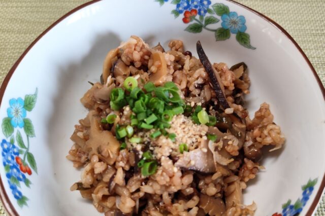 たっぷりきのこと桜エビの混ぜご飯