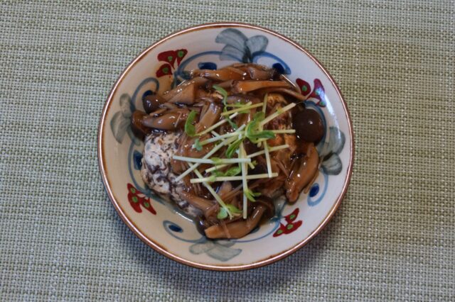 もずく・米ぬか入り豆腐バーグきのこあんかけ