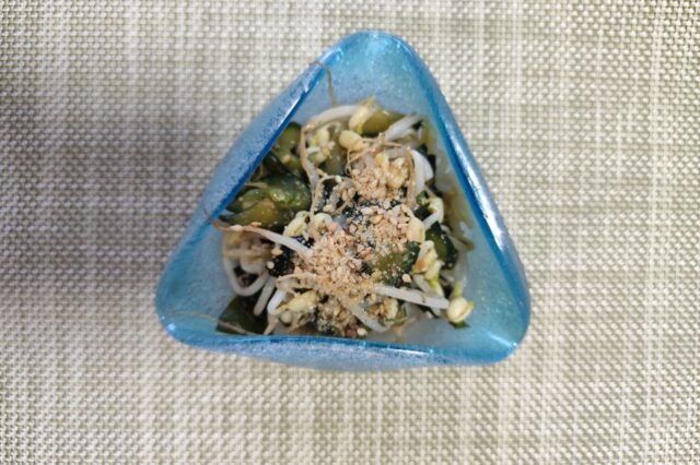 もやしとワカメときゅうりの梅しそ和え