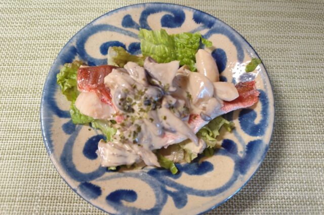 蒸し魚のきのこマヨソースかけ