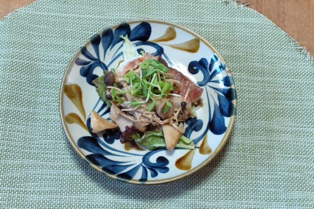 蒸し魚のきのこ添え