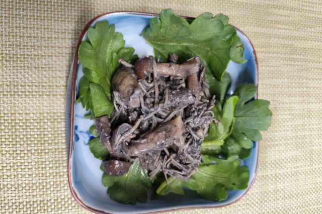 青菜ときのこの黒胡麻和え