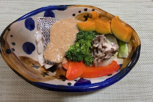 蒸し魚と野菜の甘酒ゴマダレかけ