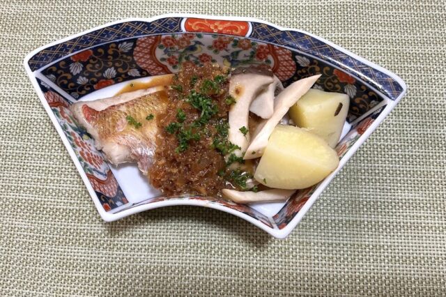 蒸し魚の玉ねぎソース