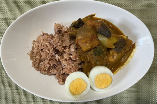 ゴロゴロ野菜のカレー(ゆで卵添え)