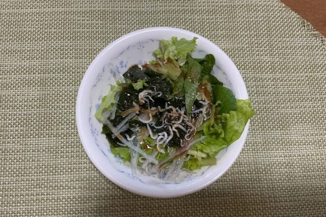 じゃこ入り海藻サラダ《ごま人参ドレ》
