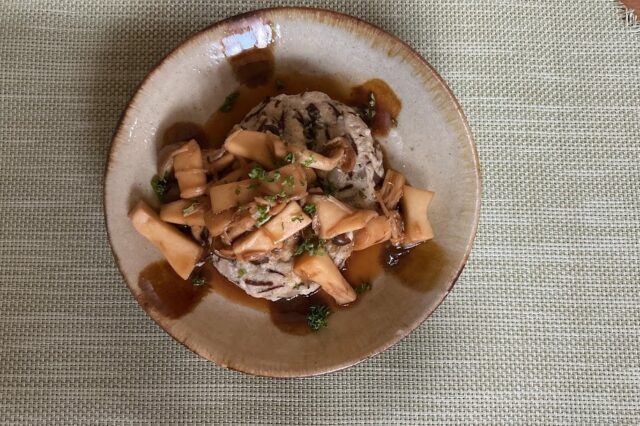 ひじき入り豆腐バーグきのこソース