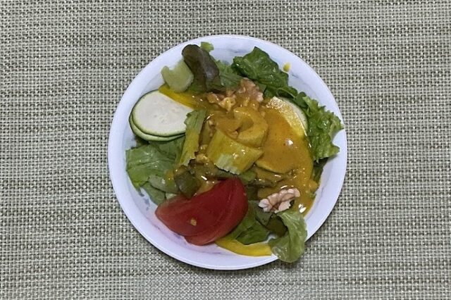ヒマワリの種入り野菜サラダ《セロリドレ》
