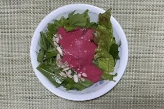 ヒマワリの種入り野菜サラダ《ビーツドレ》