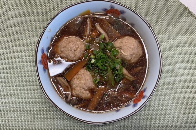 鶏だんごときのこと春雨のスープ