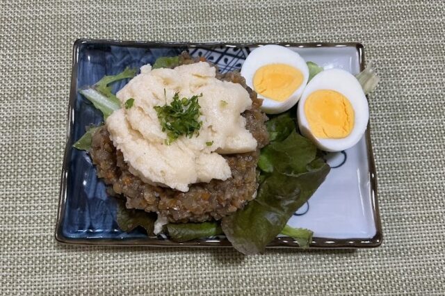 蒸し豆腐の豆ソース(ゆで卵添え)