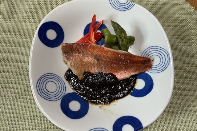 蒸し魚の黒ゴマソースかけ⭐︎