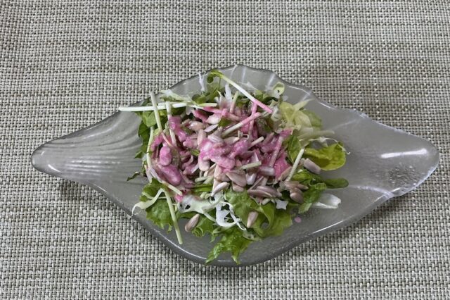 ヒマワリの種入り野菜サラダ《紫キャベツドレ》