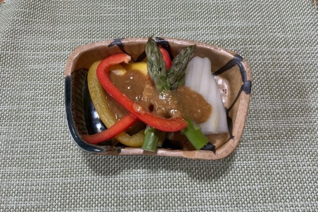 スティック野菜の黒コショウ味噌のせ