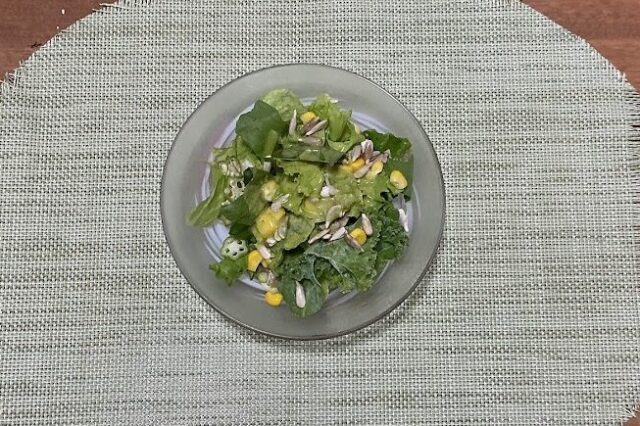 ヒマワリの種入り野菜サラダ《パセリドレ》