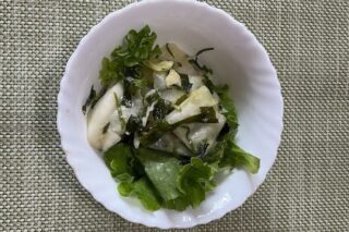 ざく切りキャベツとワカメの味噌和え