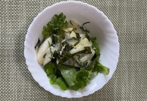 ざく切りキャベツとワカメの味噌和え