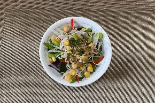 野菜サラダ《バルサミコハーブドレ》。
