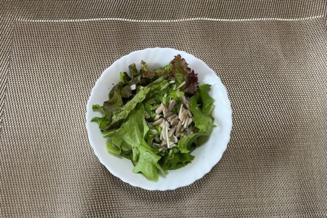 ヒマワリの種入り野菜サラダ《生姜ドレ》
