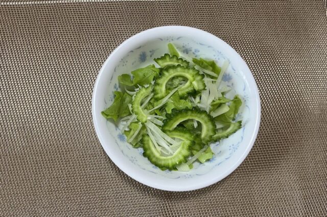 じゃこ入り野菜サラダ《ピリ辛醤油ドレ》
