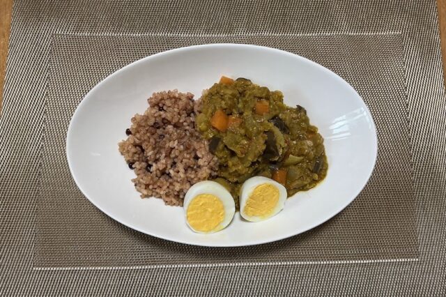 レンズ豆の重ね煮カレー(ゆで卵添え)