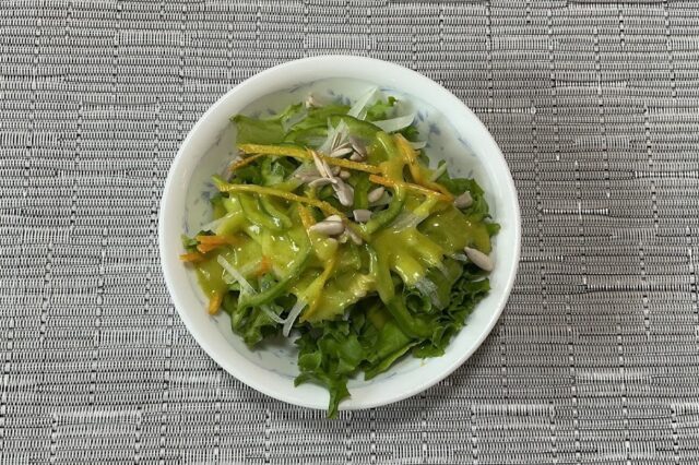 ヒマワリの種入り野菜サラダ《豆乳バジルドレ》