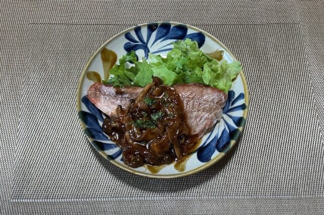 魚のきのこソースかけ