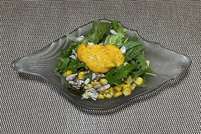 ヒマワリの種入り野菜サラダ《人参マスタードドレ》