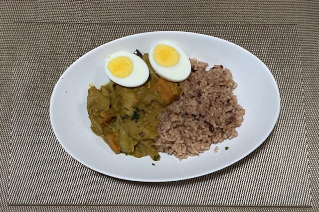 豆と野菜の重ね煮カレー(ゆで卵添え)