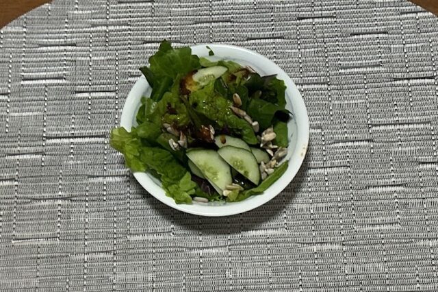 ヒマワリの種入り野菜サラダ《バルサミコドレ》