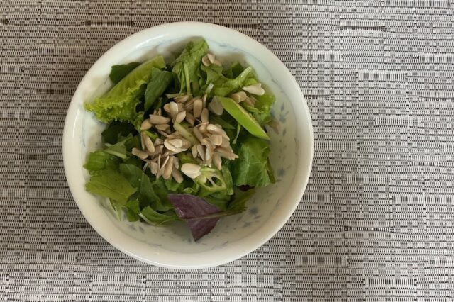 ヒマワリの種入り野菜サラダ《クミン風味ドレ》