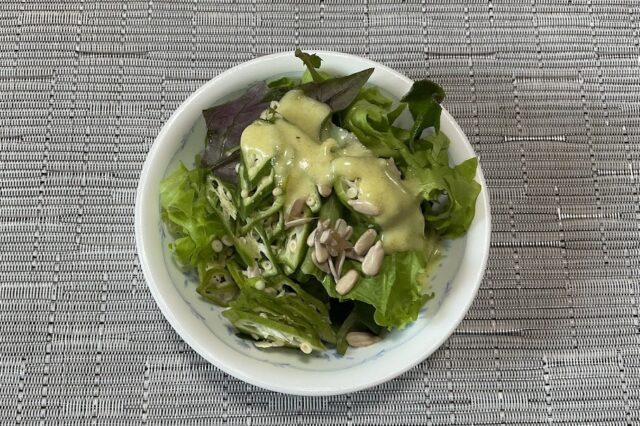 ヒマワリの種入り野菜サラダ《カレー風味ドレ》