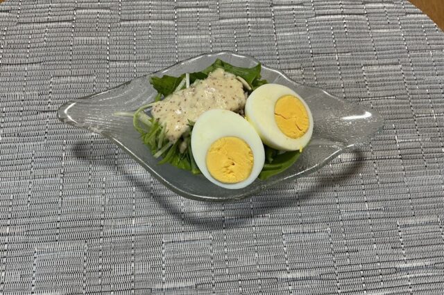 卵入り野菜サラダ《玉ねぎマスタードドレ》