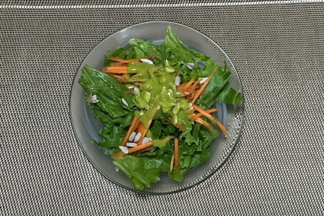 ヒマワリの種入り野菜サラダ《バジルドレ》